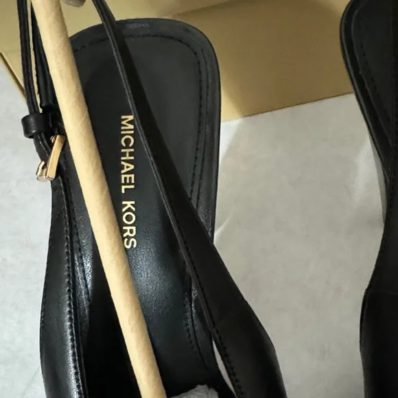 MICHAEL MICHAEL KORS
Electra Leather Slingback Pump Size 6 NEW - Picture 3 of 6